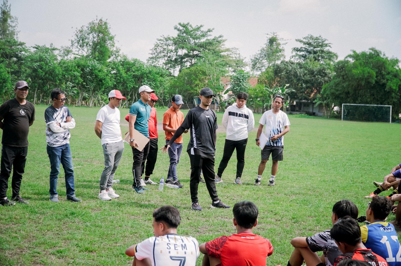 TALENTA LOKAL: Tim melakukan seleksi pemain Persesa di Lapangan Krampon, Sampang, Minggu (8/12). (PERSESA UNTUK JPRM)