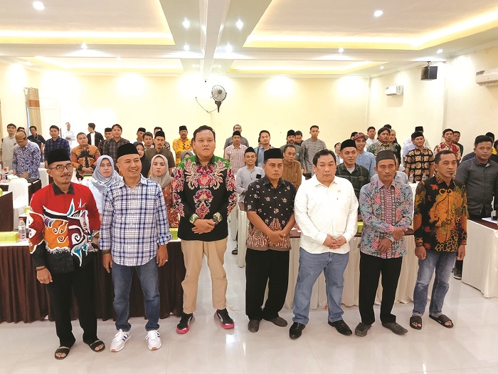 PERDANA: Anggota DPR RI Dapil Jatim XI Dr. H. Eric Hermawan, S.T., M.M. berfoto bersama para tokoh dan relawan pada pelaksanaan reses di Aula Hotel Asmi Senin (16/12). (HERIVIYA YUVI/JPRM)