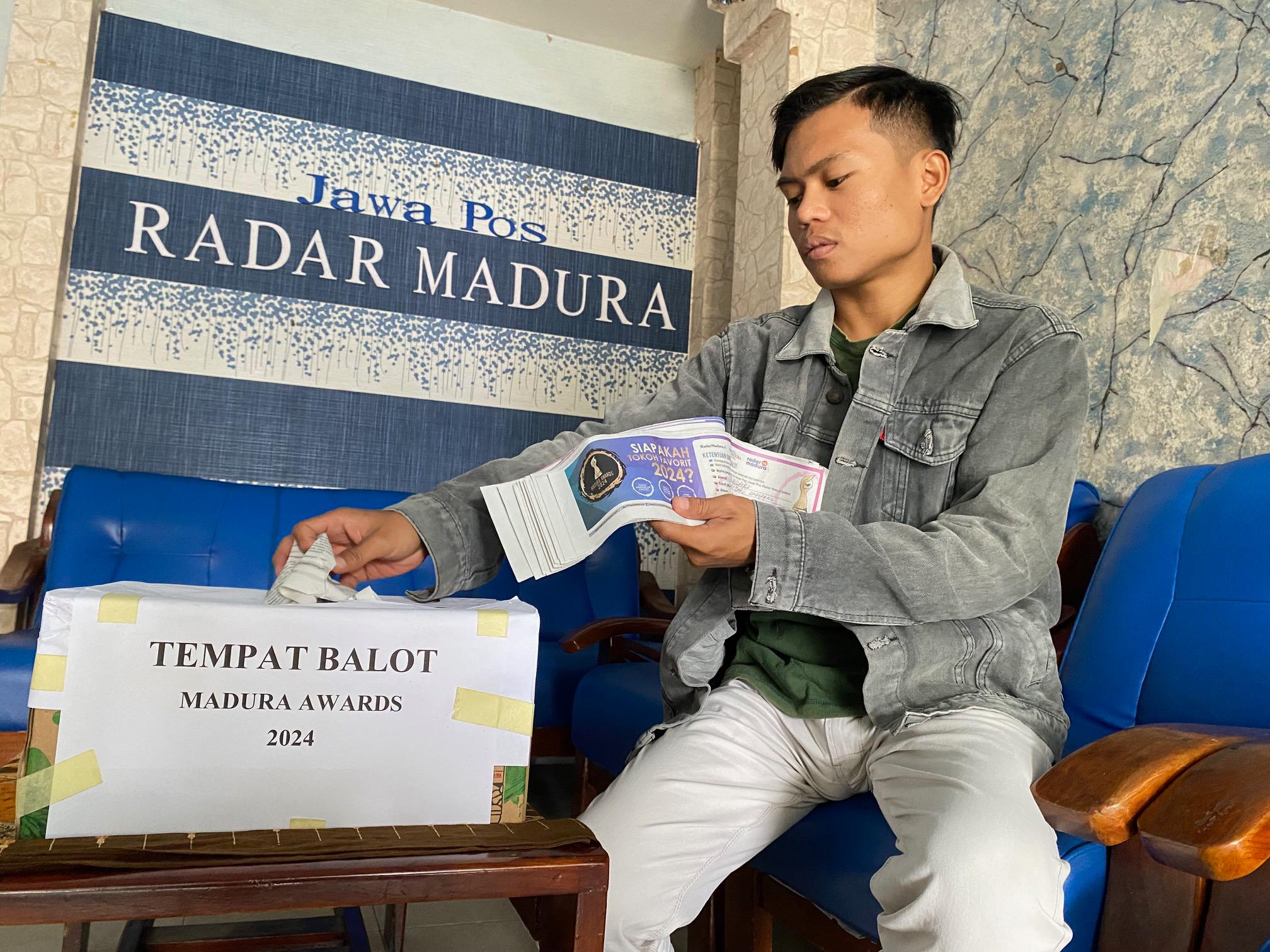 ANTUSIAS: Pembaca memasukkan balot dukungan kepada tokoh favorit Madura Awards 2024 di kantor JPRM Biro Pamekasan, Jumat (13/12). (AYU LATIFAH/JPRM)