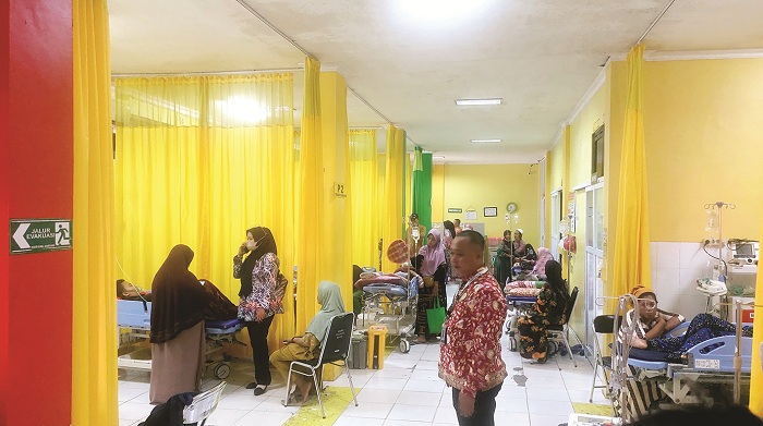 BUTUH PELAYANAN: Sejumlah pasien menjalani perawatan di Rumah Sakit Umum Daerah dr Mohammad Zyn (RSMZ) Sampang Kamis (12/12). (JUNAIDI PONDIYANTO/JPRM)