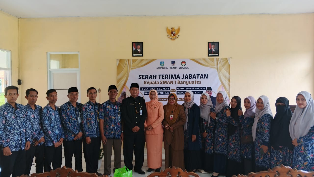KOMPAK: Kepala SMAN 1 Banyuates Akhmat Suhaili (tujuh dari kiri) bersama jajaran guru di sekolahnya. (AKHMAT SUHAILI UNTUK JPRM)