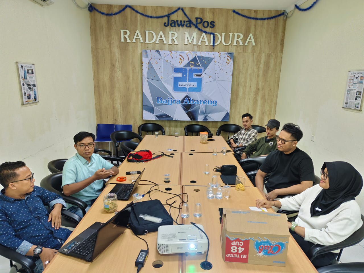 SIAP: Tim event dan digital JPRM tengah melakukan rapat persiapan Malam Anugerah Madura Awards, Kamis (5/12). (DOK JPRM)