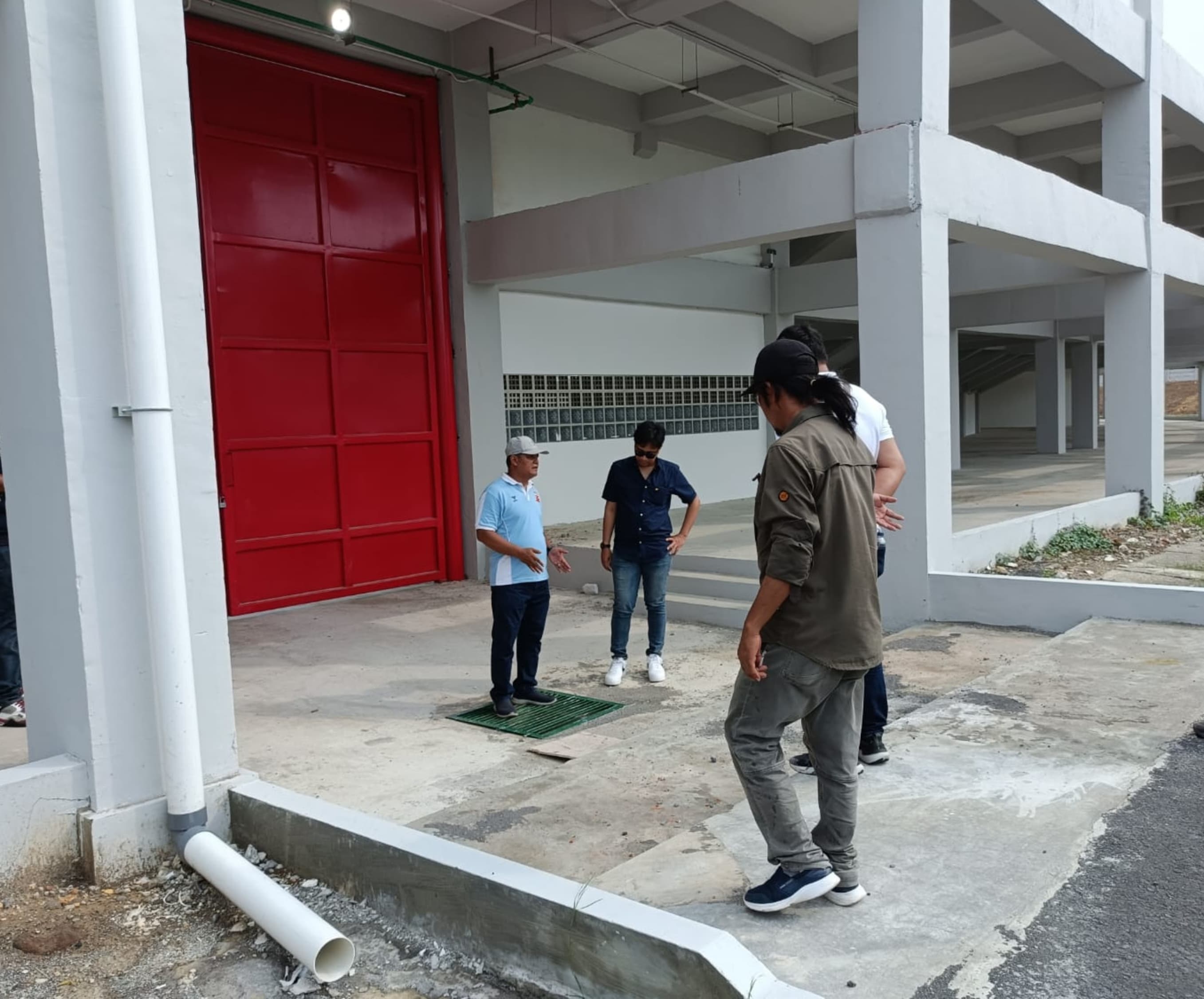 KUNJUNGAN RESMI: FIFA dan PSSI meninjau kelengkapan safety security SGMRP Pamekasan, Minggu (8/12). (SAPTO WAHYONO UNTUK JPRM)