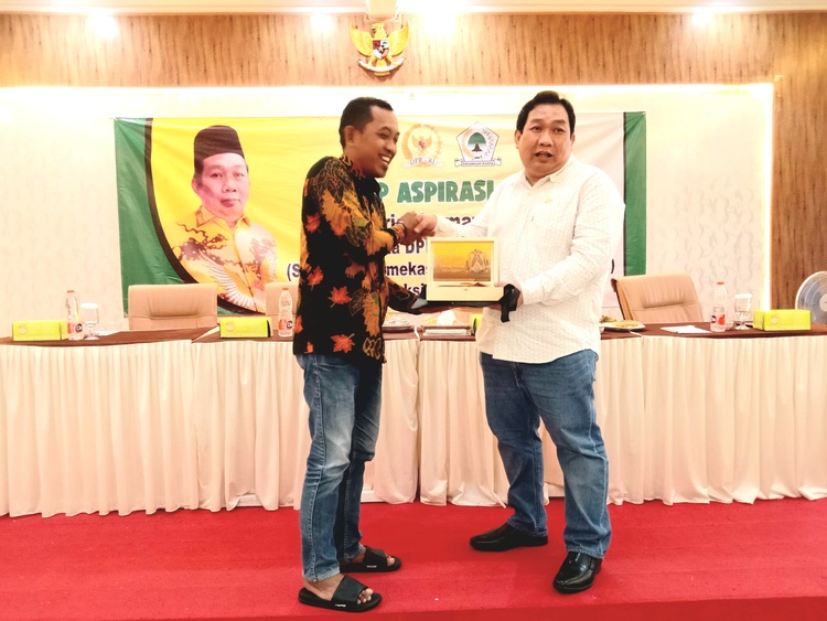 TANDA MATA: Sesi penyerahan cenderamata seusai pelaksanaan dialog serap aspirasi bersama Eric Hermawan (kanan).