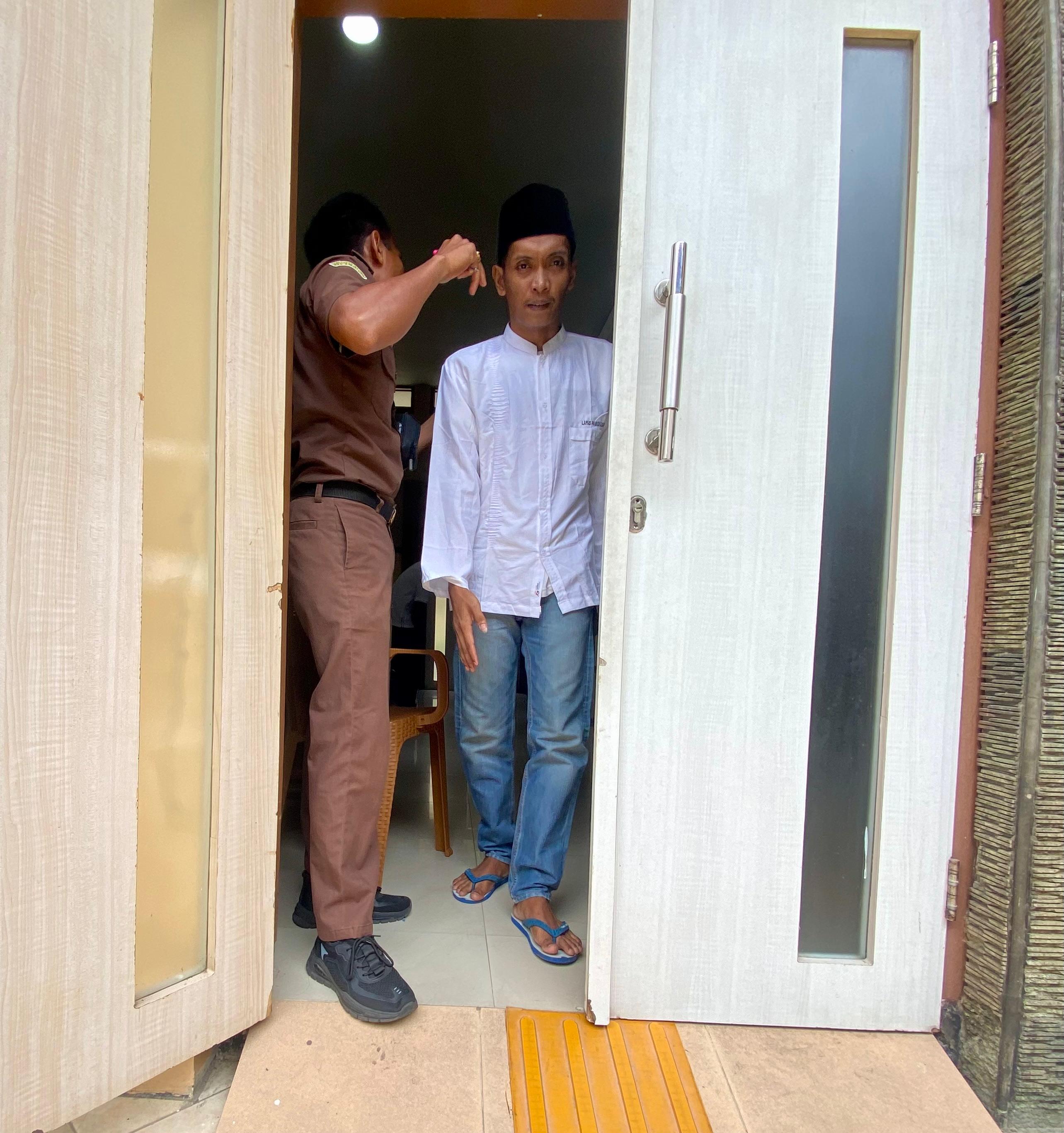 TERSANDUNG HUKUM: Terdakwa keluar dari ruang sidang PN Pamekasan, Selasa (17/12). (MOH. IQBAL AFGANI/JPRM)