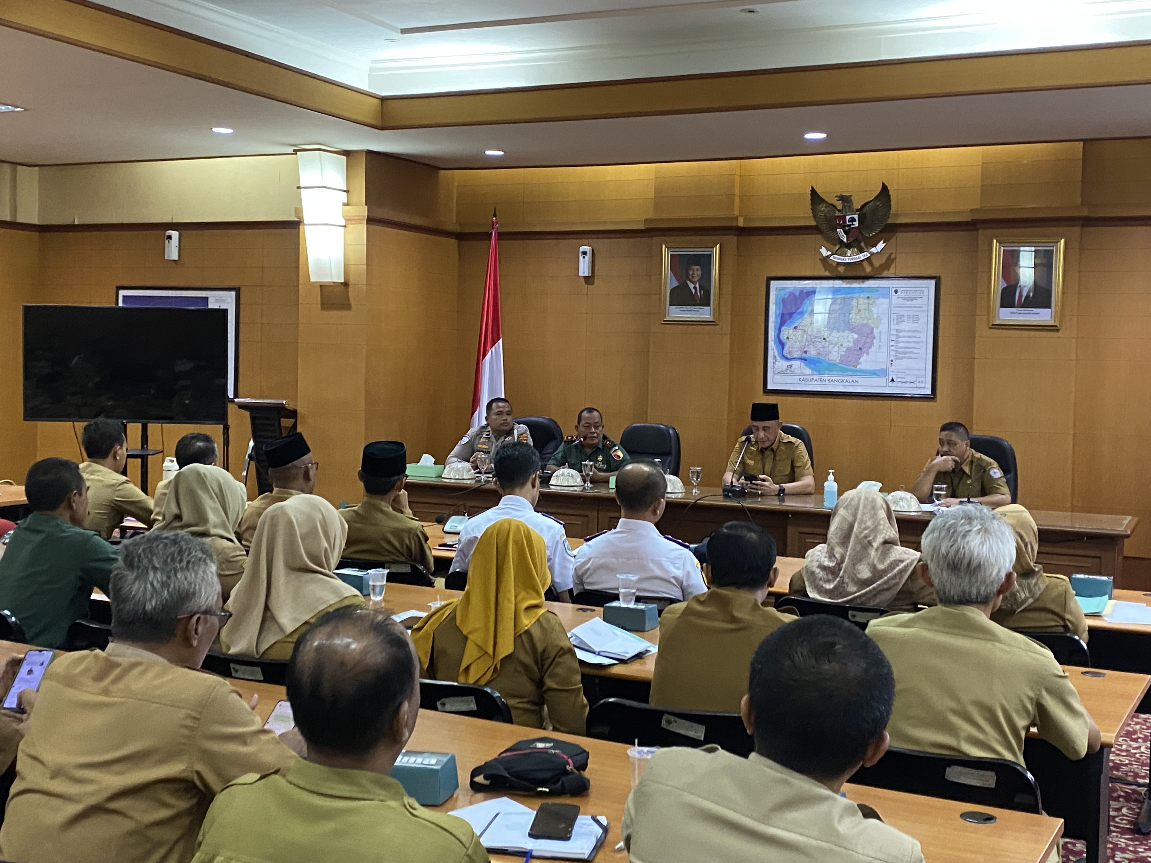 SERIUS: Pj Bupati Arief M. Edie memimpin rakor penghentian parkir berlangganan didampingi Kanit laka lantas polres, Kasdim 0829, serta asisten pemerintahan dan kesra setkab di Aula Diponogoro pemkab.