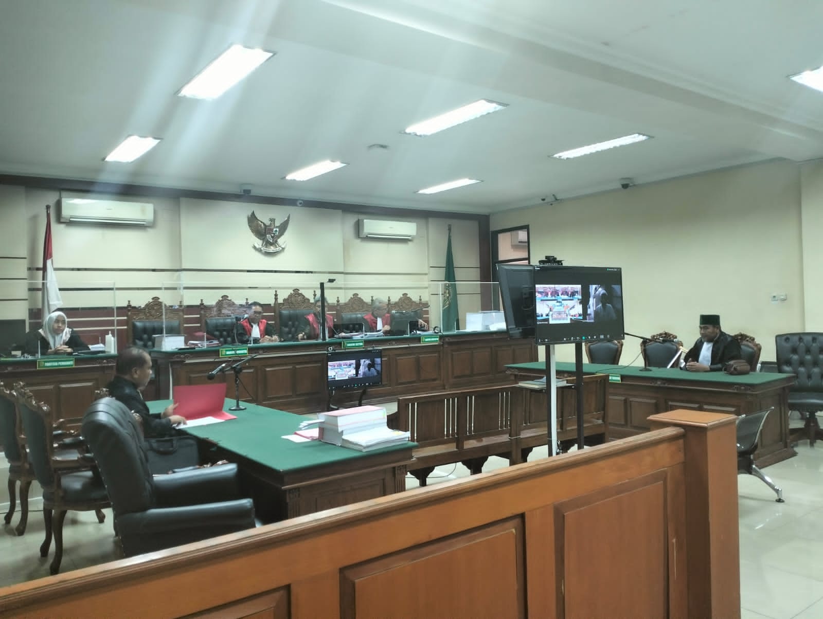 DISIDANGKAN: JPU Munarwi dan Supriyono selaku penasihat hukum Fathor Rachman mengikuti sidang pleidoi di Pengadilan Tipikor Surabaya, Rabu (11/12). (ISTIMEWA)