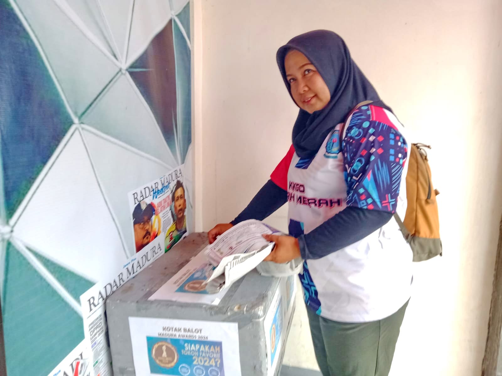 MEMBERIKAN DUKUNGAN: Palupi Ningtyas memasukkan balot dukungan di kantor pusat JPRM, Jalan Soekarno-Hatta, Desa Billaporah, Kecamatan Socah, kemarin.