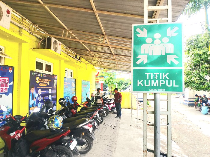 TKP: Warga tengah berbincang dengan tukang parkir di parkiran sebelah barat Puskesmas Kamoning, Sampang, tempat pelaku menggondol motor pasien Rabu (18/12). (UBAIDILLAHIR RAIE/JPRM)