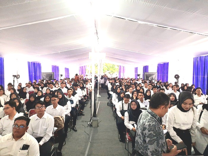 TERTIB: Sejumlah peserta rekrutmen CPNS Kabupaten Sampang hendak mengikuti seleksi kompetensi bidang di Kantor Regional II BKN Surabaya, Sabtu (14/12). (BKPSDM UNTUK JPRM)