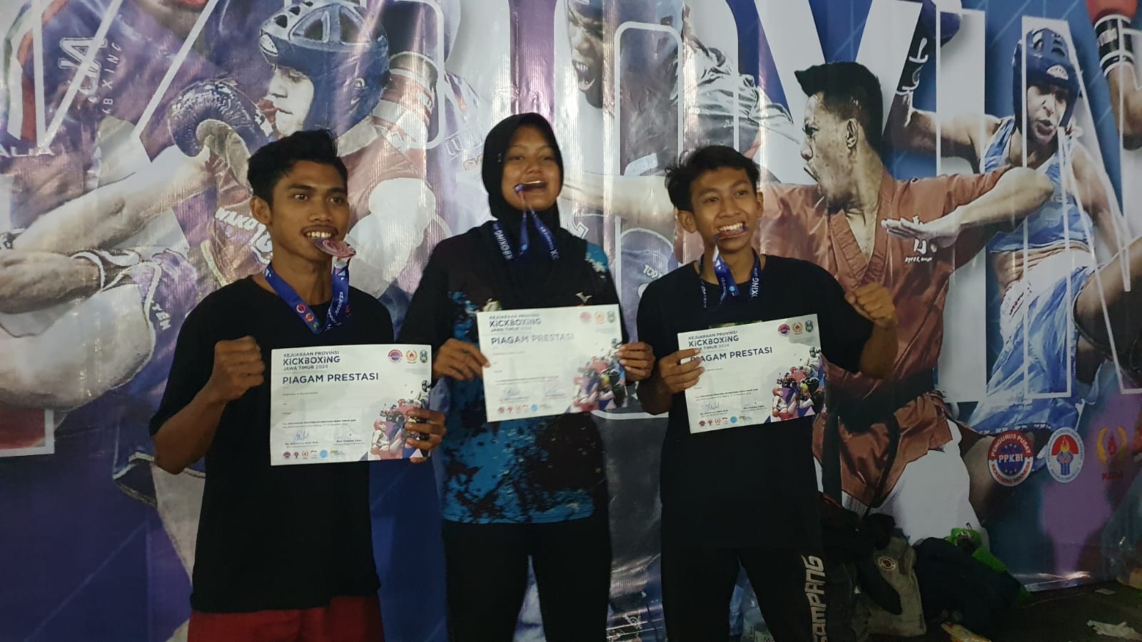 BERPRESTASI: Tiga atlet KBI Sampang menunjukkan perolehan medali yang diraihnya pada Kejurprov Jatim di Malang, Minggu (15/12). (KBI UNTUK JPRM)