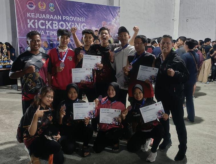 PRESTASI: Atlet KBI Pamekasan berswafoto setelah memborong tujuh medali Kejurprov KBI Jatim 2024 di MOG Kota Malang, Minggu (15/12). (KBI PAMEKASAN UNTUK JPRM)