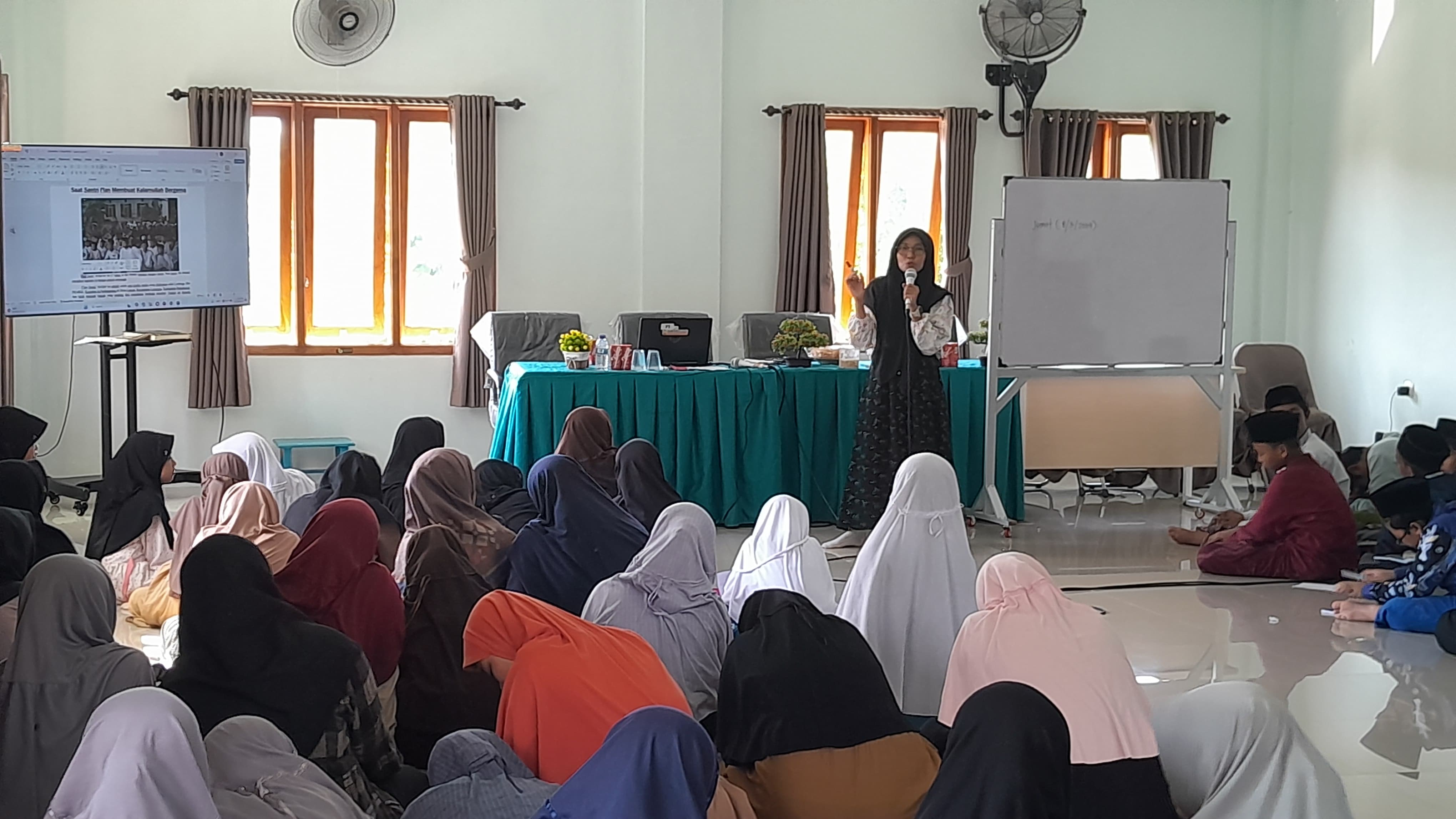 FOKUS: Editor Bahasa JPRM Ina Herdiyana menyampaikan materi jurnalistik kepada siswa IBS Padepokan Kiai Mudrikah Kembang Kuning, Pamekasan, Kamis (19/12). (KHOLIL RAMLI/JPRM)