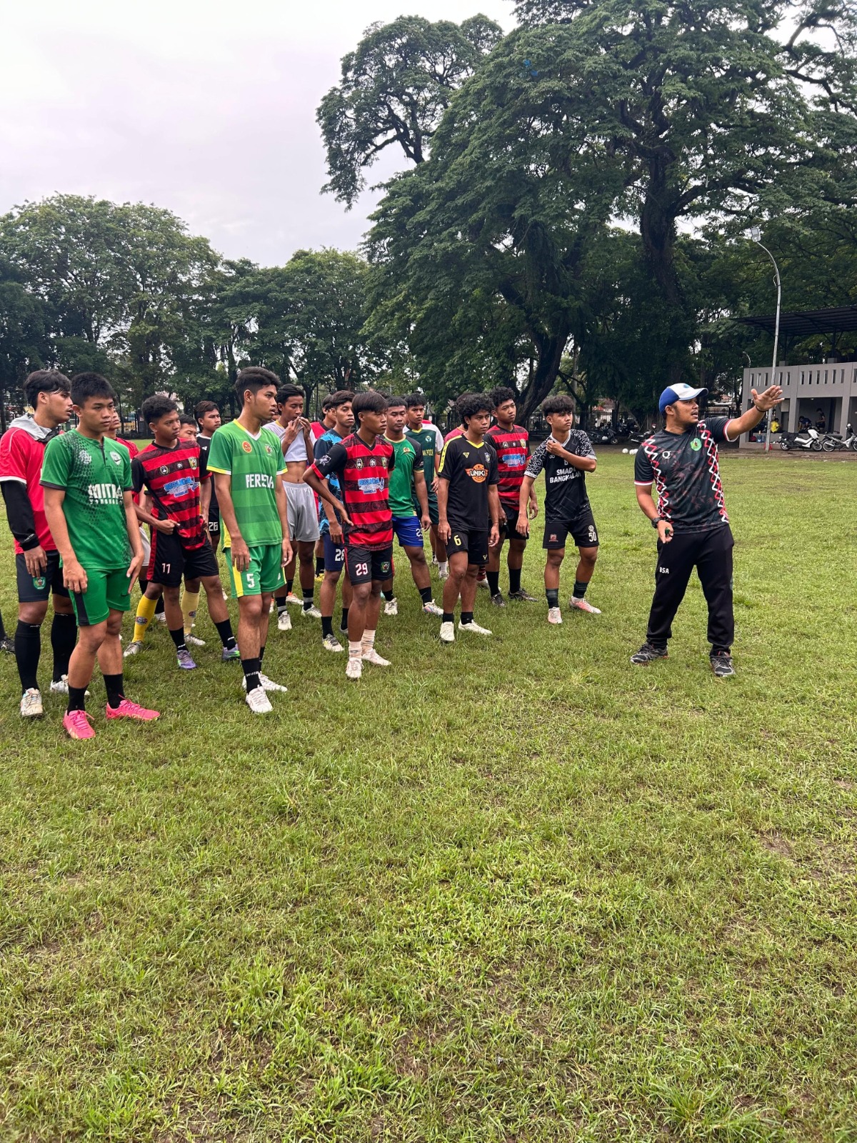 MATANGKAN PERSIAPAN: Pemain Perseba mengikuti pemusatan latihan di lapangan Alun-Alun Bangkalan, Selasa (17/12). (PERSEBA UNTUK JPRM)