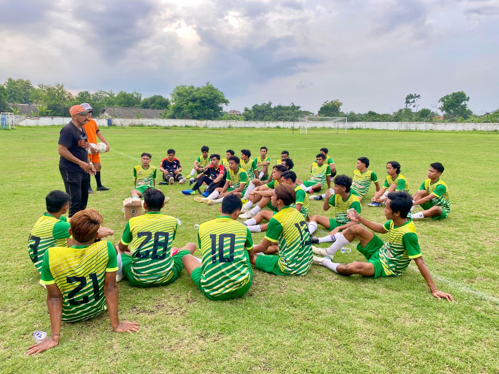 EVALUASI: Pelatih Cahaya Madura Muda Anis Fuad Syamlan memberikan semangat pada pemain sebelum babak kedua di Madura United Training Ground (MUTG), Rabu (18/12). (MOH. IQBAL AFGANI/JPRM)