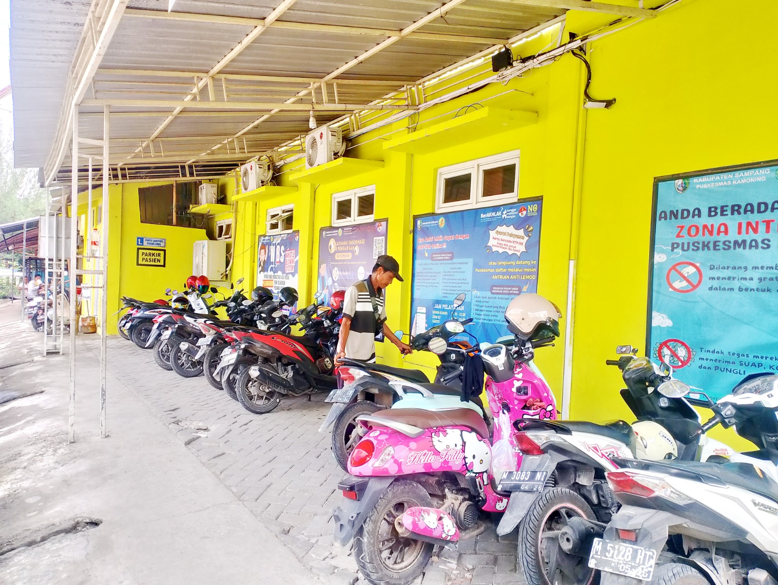 TKP CURANMOR: Jukir sedang menata sepeda motor yang terparkir di Puskesmas Kamoning, Sampang, kemarin.