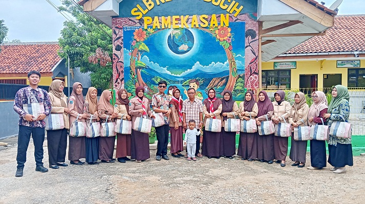 KOMPAK: Bobon (delapan dari kiri) berfoto dengan guru di SLBN Bugih Pamekasan dalam satu kegiatan. (SLBN BUGIH PAMEKASAN UNTUK JPRM)