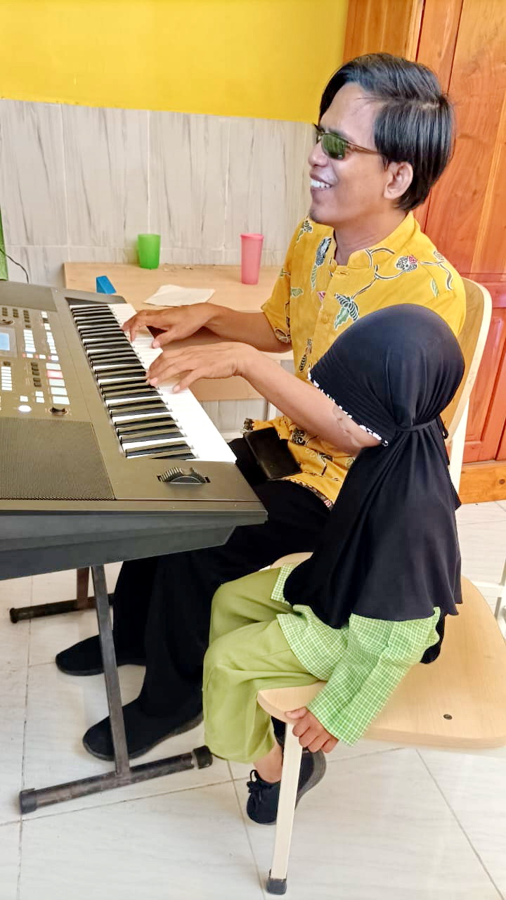 TELATEN: Bobon ajak salah satu murid SLBN Bugih Pamekasan untuk bernyanyi.