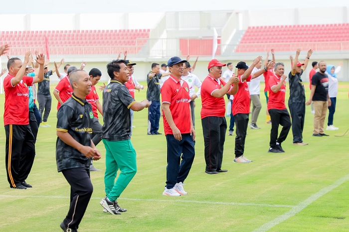 KOMPAK: Forkopimda dan beberapa tamu undangan mengikuti senam seusai peresmian SGMRP Pamekasan, Jumat (20/12).