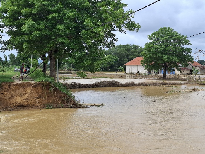 TERENDAM: Rumah dan lahan pertanian warga terendam banjir di Desa Patean, Kecamatan Batuan, Sumenep, Senin (16/12). (MOH. LATIF/JPRM)
