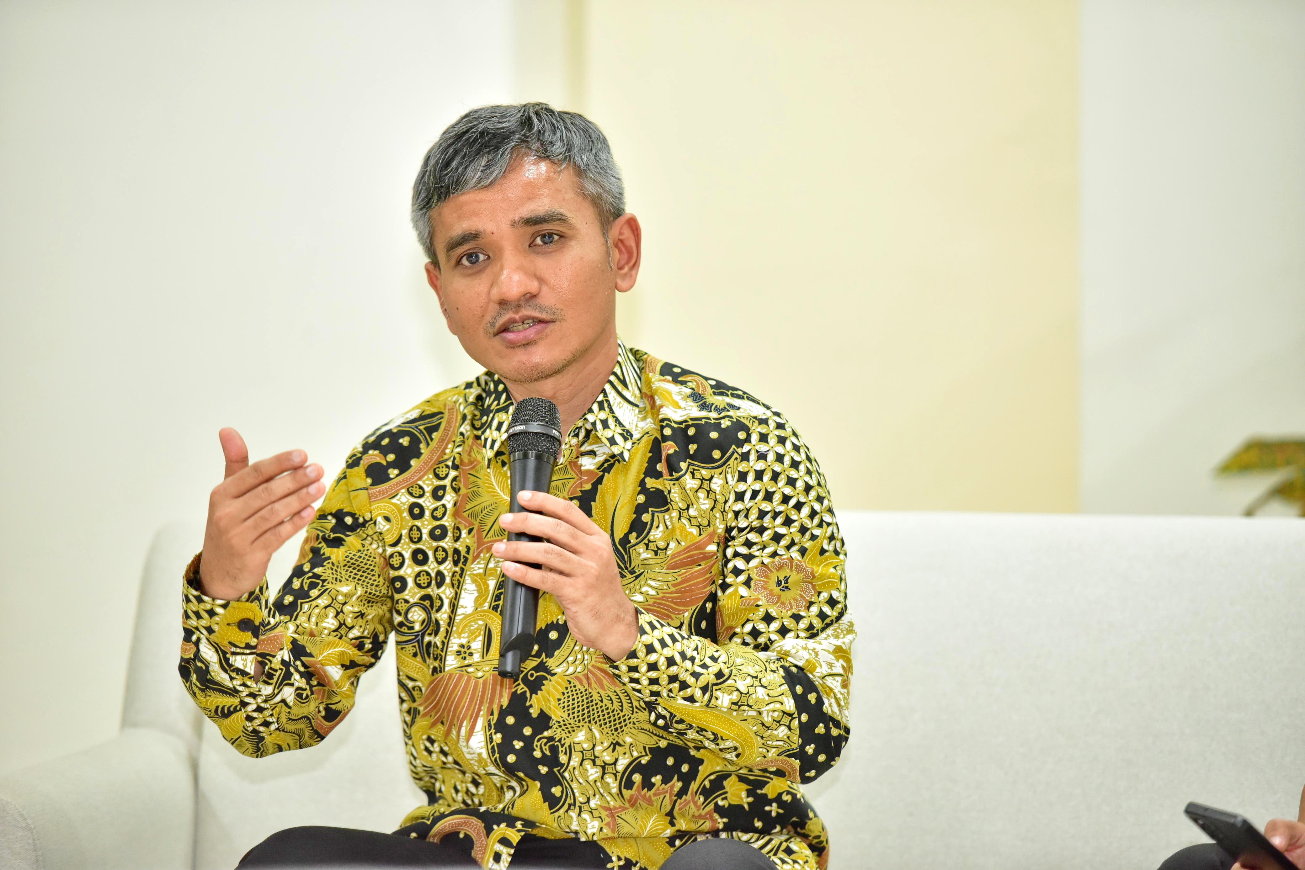 BERSAHAJA: Dosen UTM Ridho Jusmadi saat menyampaikan sambutan dalam kegiatan tasyakuran penugasan sebagai komisioner KPPU, Kamis (19/12). (UTM UNTUK JPRM)