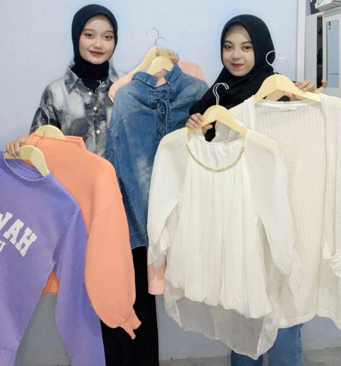 DI TEMPAT KOS: Erly Zahirotul Hijjah (kiri) dan Desy Fitria menunjukkan barang dagangan di Kelurahan Mlajah, Bangkalan, Sabtu (21/12). (DESY FITRIA UNTUK PRM)