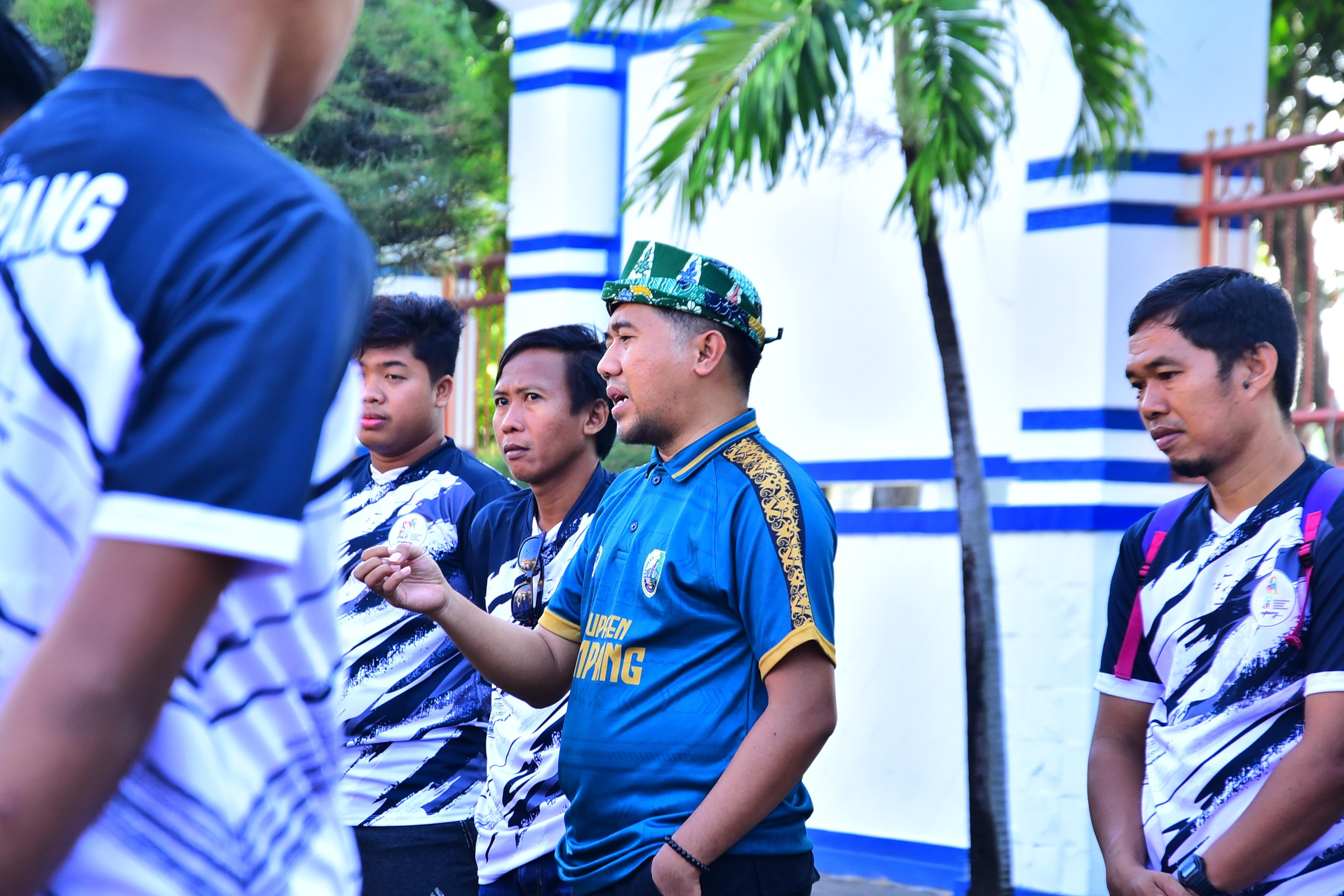 FOKUS: Ketua Askab PSSI Sampang Moh. Iqbal Fathoni memberikan arahan kepada tim popda sebelum berangkat di depan kantor DPRD Sampang, Senin (6/12). (ASKAB UNTUK JPRM)