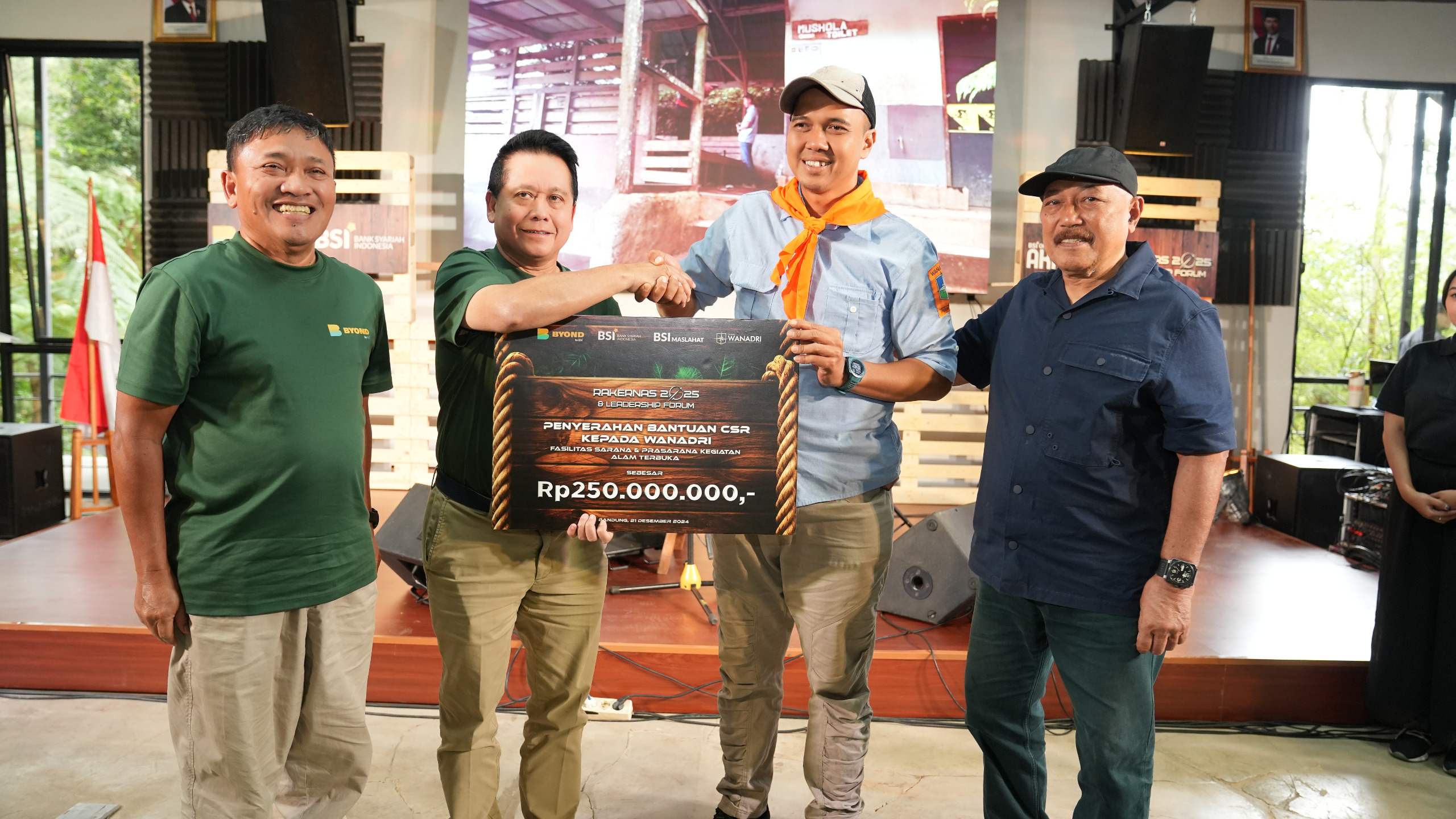 UNTUK MASA DEPAN: Direktur Utama BSI Hery Gunardi didampingi Wakil Direktur utama BSI Bob T. Ananta menyerahkan secara simbolis bantuan CSR fasilitas sarana & prasarana kegiatan alam terbuka.
