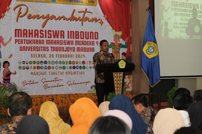 VISIONER: Rektor UTM Safi&rsquo; menyampaikan sambutan pada acara penyambutan pertukaran mahasiswa di Lantai 10 Gedung Rektorat, Selasa (20/2). (VIVIN AGUSTIN HARTONO/JPRM)