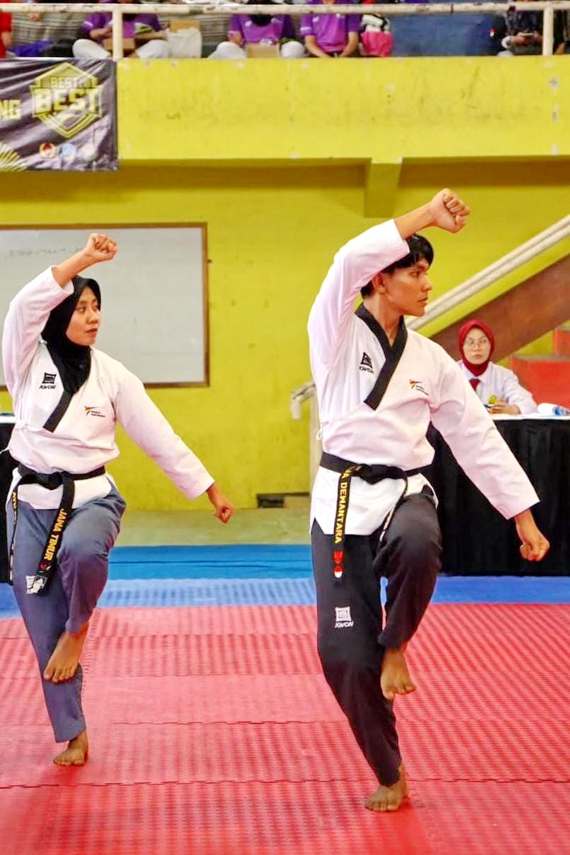 BERPRESTASI: Ayu Septianingrum dan Raja Dewantara Putra peraih medali emas di kategori poomsae pair senior dalam Kejurprov Best of The Best Jatim 2024, Sabtu (21/12). (TAEKWONDO PAMEKASAN UNTUK JPRM)