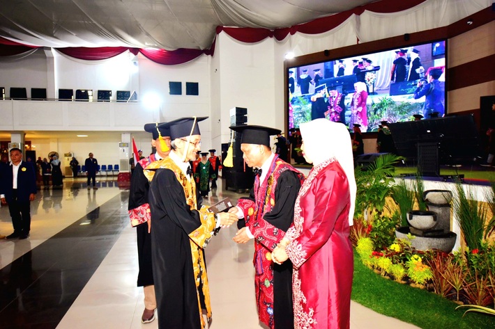SELAMAT: Ketua Senat UTM M. Nizarul Alim berjabat tangan dengan Rektor UTM Prof. Safi&rsquo; yang baru dikukuhkan sebagai guru besar Selasa (24/12). (UTM UNTUK JPRM)