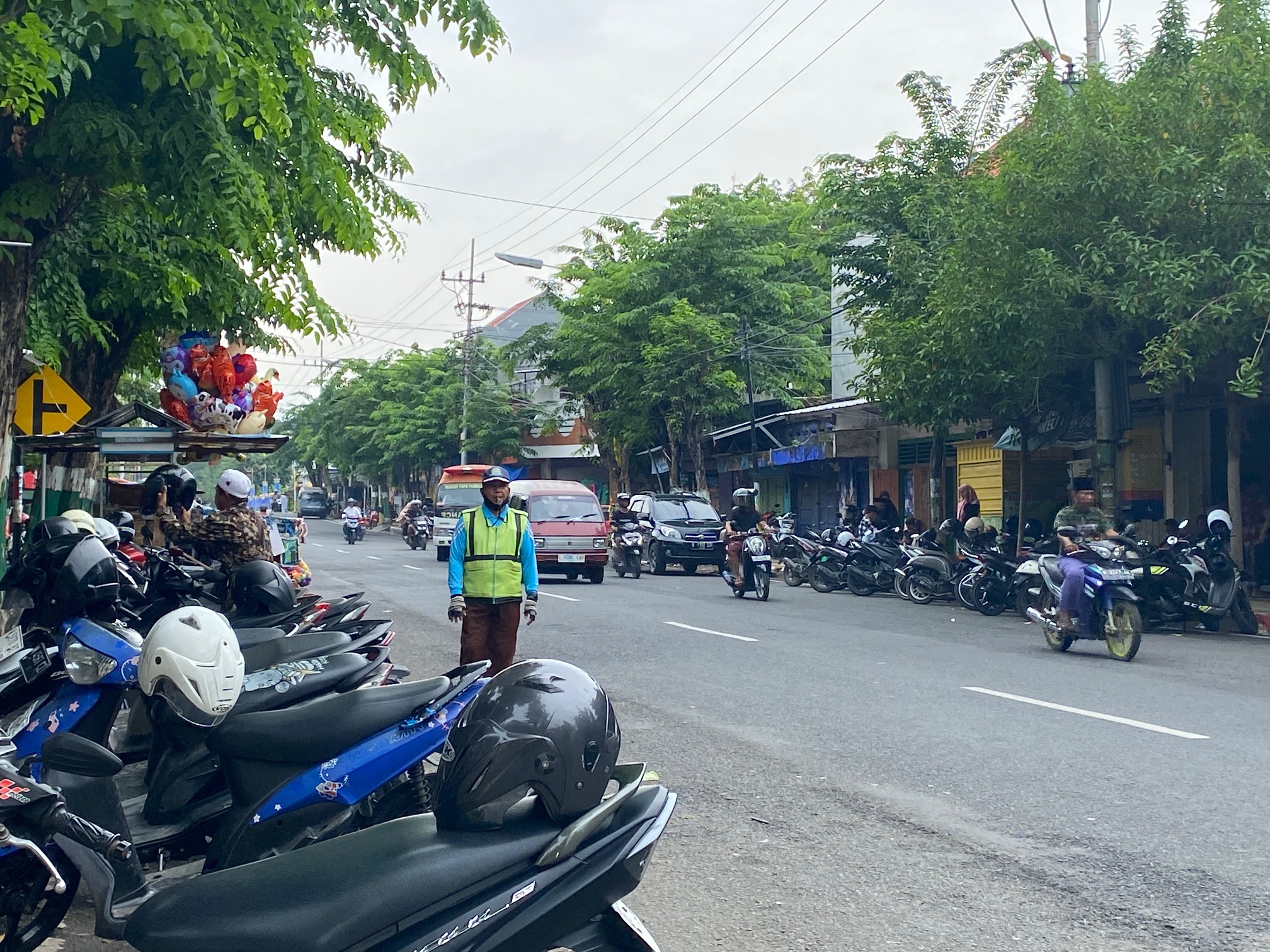 SUMBER PENDAPATAN: Seorang juru parkir sedang mengatur motor pengendara di Jalan Diponegoro. (AYU LATIFAH/JPRM)