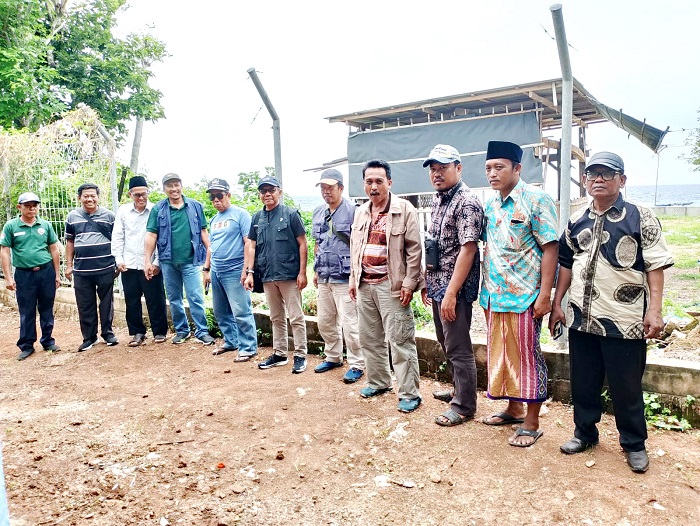 DIHIDUPKAN LAGI: Kepala Diskop UKM Perindag Sumenep Moh. Ramli meninjau proses aktivasi Pasar Tarebung di Pulau Sapudi. (DISKOP UKM PERINDAG UNTUK JPRM)
