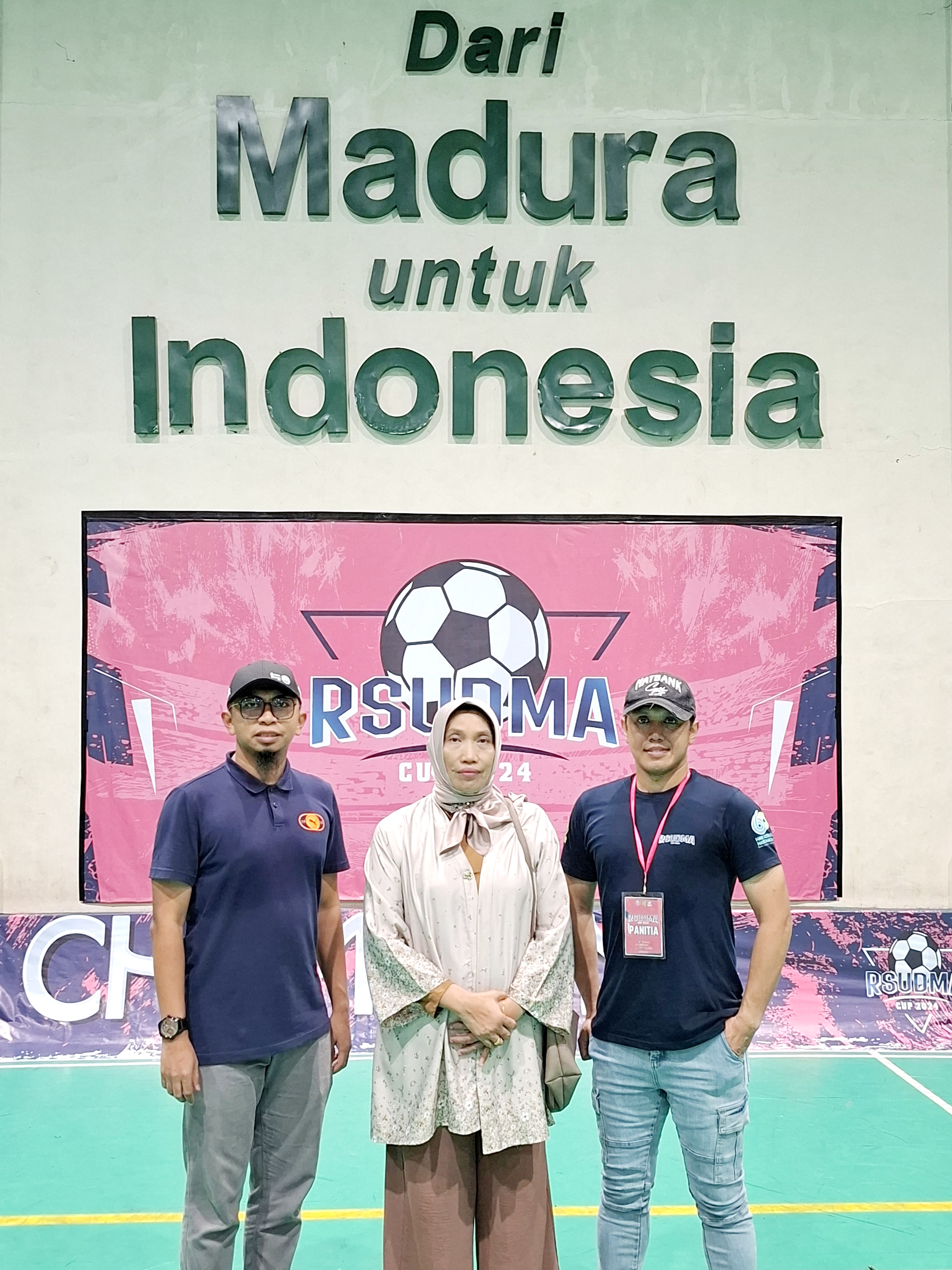 KOMPAK: Dari kiri, dr. Muhammad Kriestian, Direktur RSUD dr. H. Moh. Anwar Sumenep dr. Erliyati, dr. Arya Rasi Putranto dalam kegiatan RSUDMA Cup 2024 di GOR Uniba Madura, Minggu (22/12).