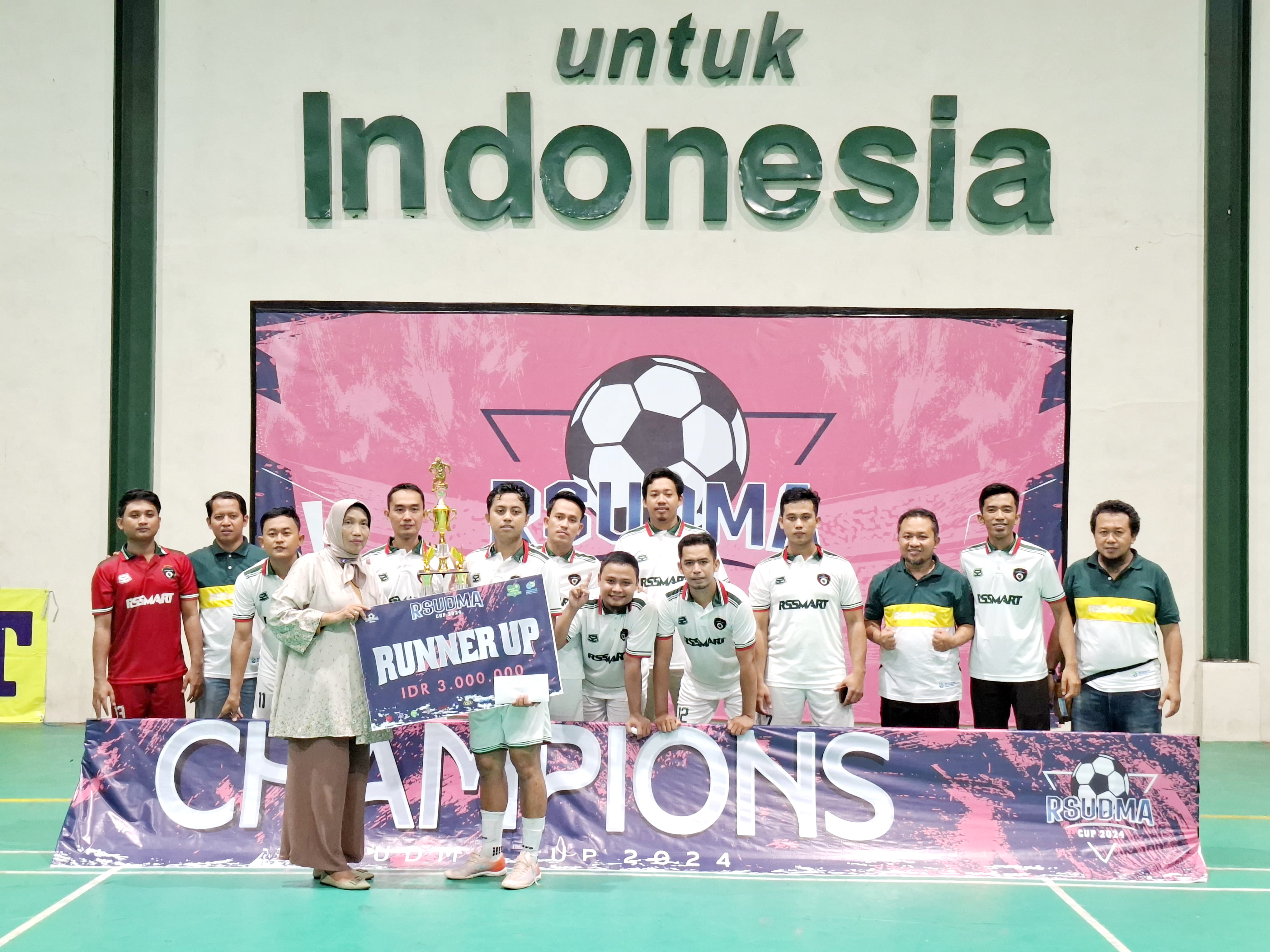 APRESIASI: Direktur RSUD dr. H. Moh. Anwar Sumenep dr. Erliyati memberikan hadiah pada RSUD Smart Pamekasan sebagai pemenang kedua RSUDMA Cup 2024 di GOR Uniba Madura, Minggu (22/12).