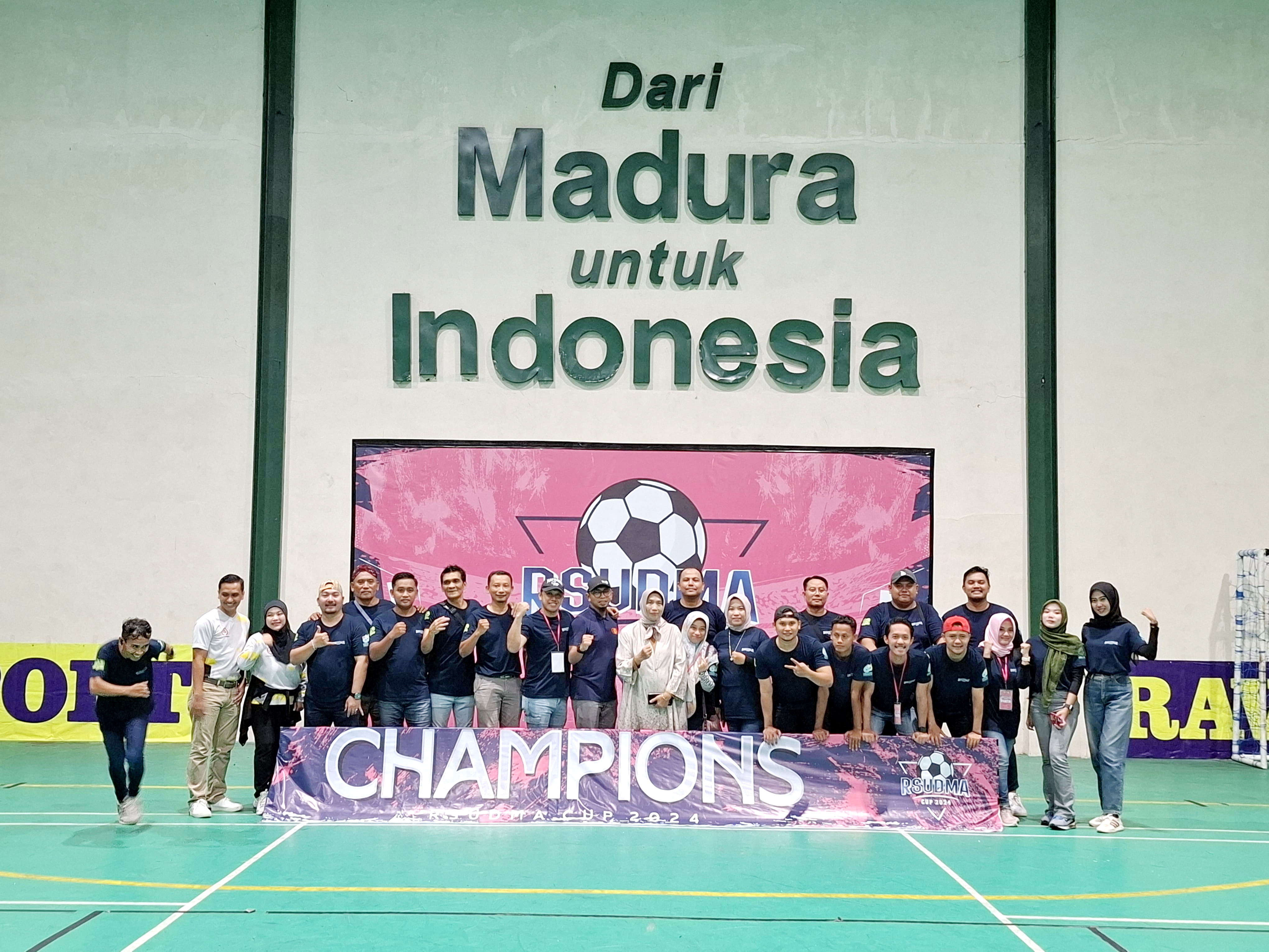 BERSINERGI: Direktur RSUD dr. H. Moh. Anwar Sumenep dr. Erliyati berfoto bersama dengan para panitia kegiatan RSUDMA Cup 2024 di GOR Uniba Madura, Minggu (22/12). (MOH. LATIF/JPRM)