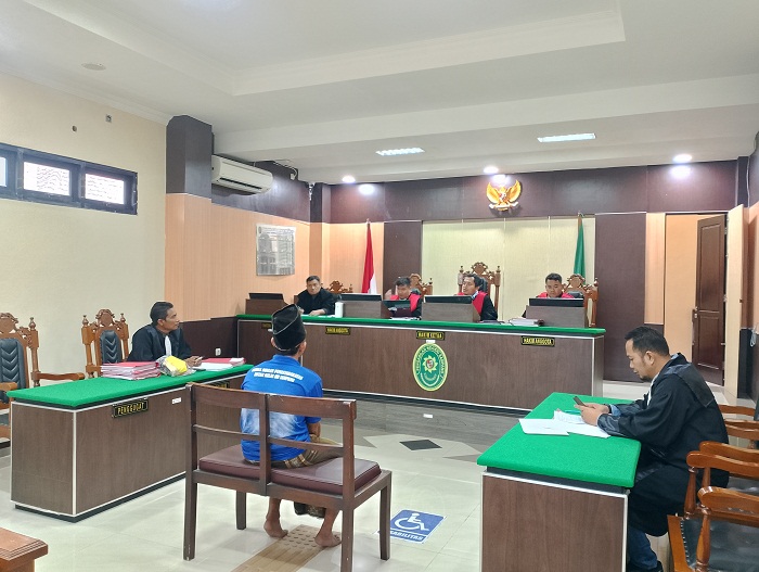 DITUNDA: Terdakwa Durrasman mengikuti agenda sidang pembacaan tuntutan di PN Sampang, Rabu (18/12). (UBAIDILLAHIR RA&rsquo;IE/JPRM)