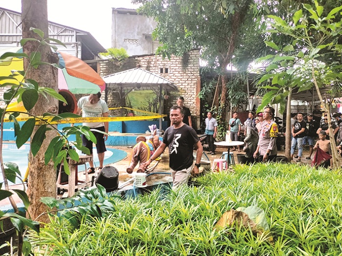 SITA PERHATIAN: Anggota Polres Sumenep saat melakukan pengamanan di objek wisata Taman Tectona yang terletak di Desa Torbang, Kecamatan Batuan, Sumenep, Rabu (25/12). (POLRES SUMENEP UNTUK JPRM)