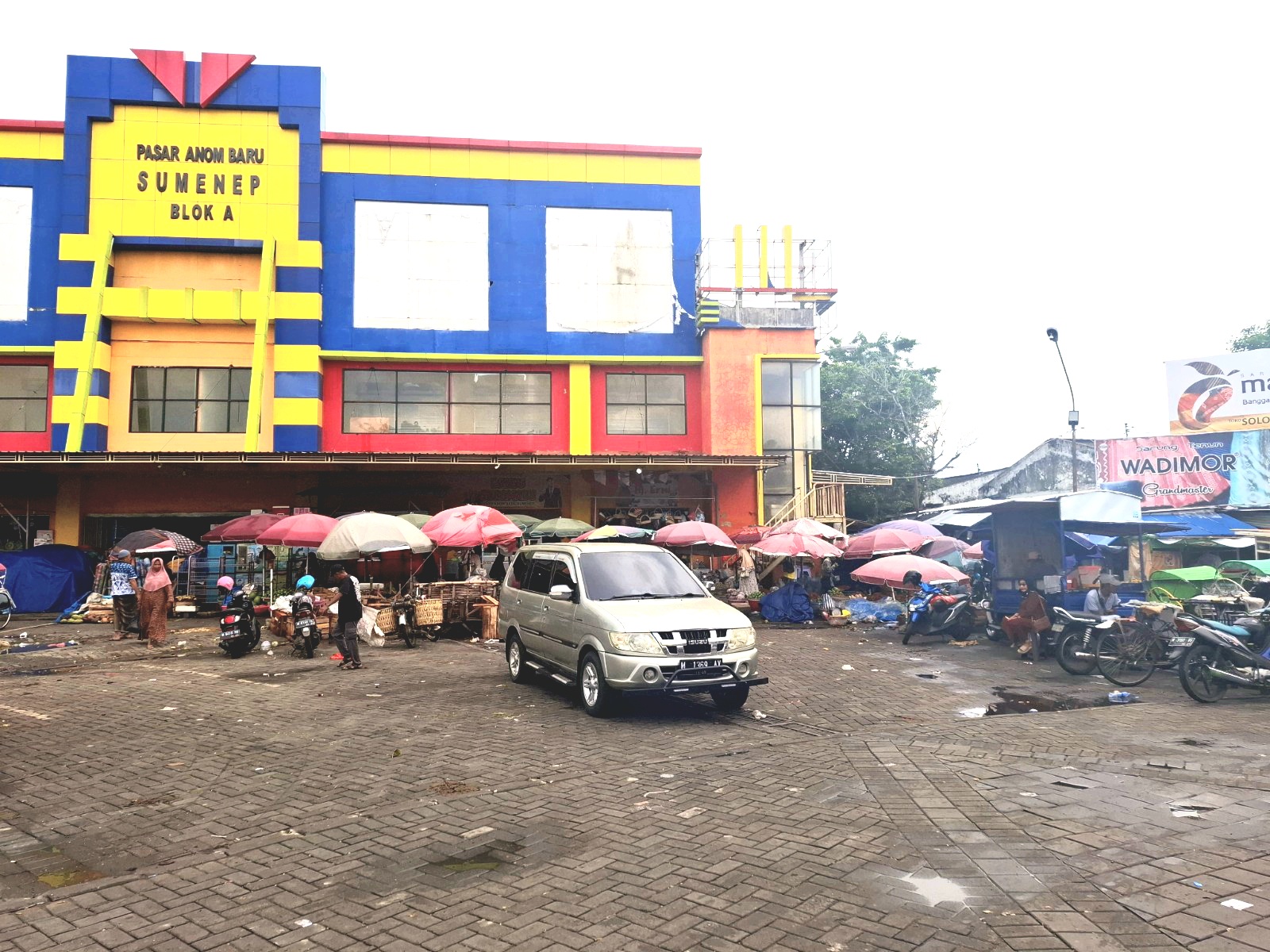AKAN DIREHAB: Warga beraktivitas di Pasar Anom Baru Sumenep Selasa (24/12). (MOH. LATIF/JPRM)