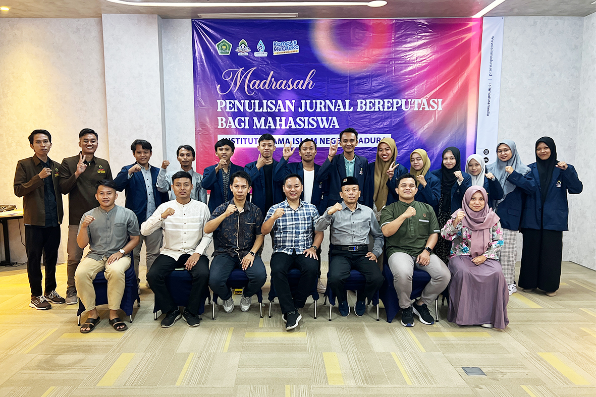 EDUKATIF: Peserta Madrasah Penulisan Jurnal Bereputasi berfoto bersama di Hotel Yello Surabaya, Jumat (30/8).
