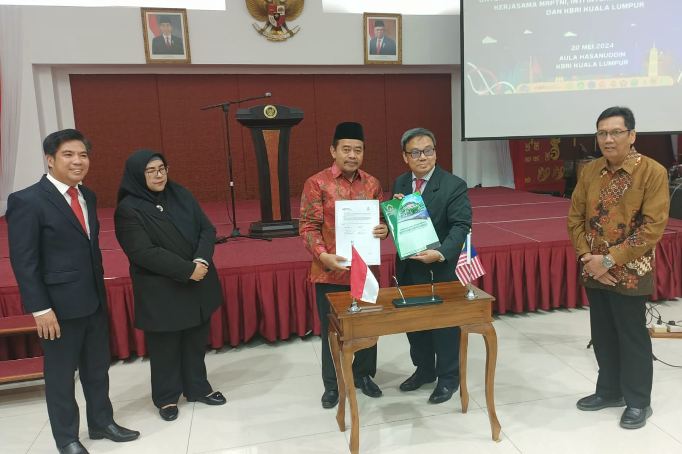 PERKUAT KERJA SAMA: Rektor IAIN Madura Dr. H. Saiful Hadi, M.Pd (tiga dari kiri) menunjukkan berkas MoU dengan INTI International University Malaysia, Senin (20/5).