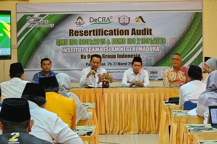 BERI ARAHAN: Rektor IAIN Madura Dr. H. Saiful Hadi, M.Pd (pegang mik) saat menyampaikan sambutan dalam resertifikasi Audit QMS ISO 9001:2015 dan EOMS ISO 21001:2018 IAIN Madura, Senin (25/3).