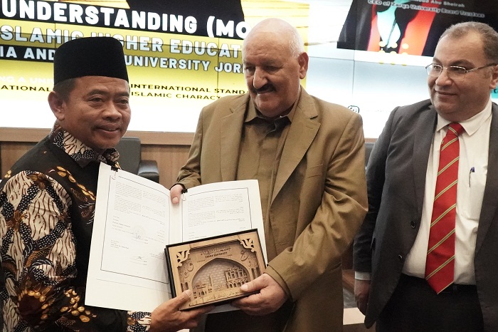 TAMBAH JANGKAUAN: Rektor IAIN Madura Dr. H. Saiful Hadi, M.Pd (kiri) menunjukkan berkas kerja sama bersama Zarqa University Jordan, Selasa (23/1). (IAIN MADURA UNTUK JPRM)