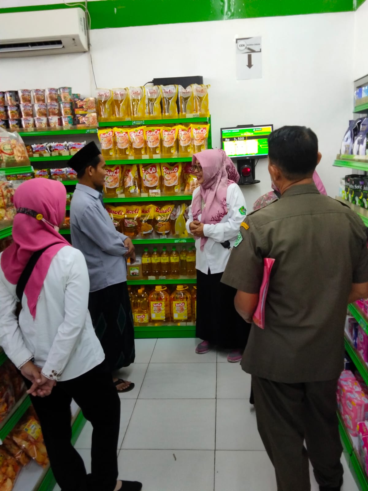 SIDAK: Disperindag Pamekasan melakukan pengawasan produk tidak layak edar beberapa waktu lalu. (DISPERINDAG UNTUK JPRM)