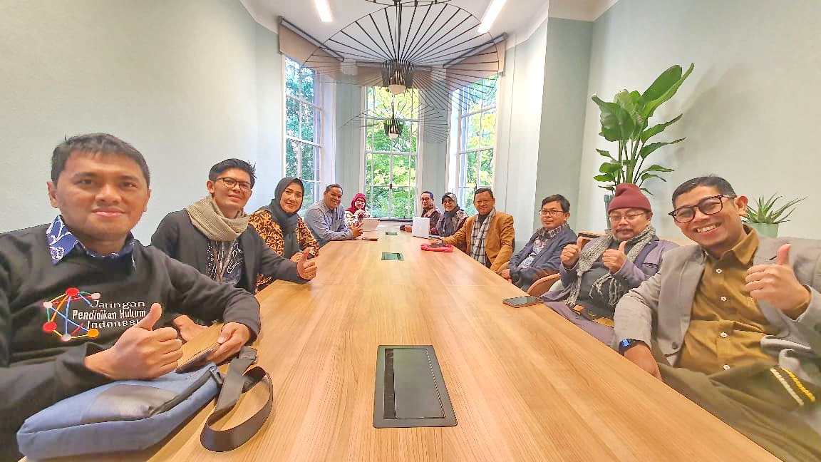 BERTUKAR PENGALAMAN: Dekan FH UTM Dr Erma Rusdiana (tiga dari kiri), memantau perkuliahan PBL di Maastricht of Law University. (FH UTM UNTUK JPRM)