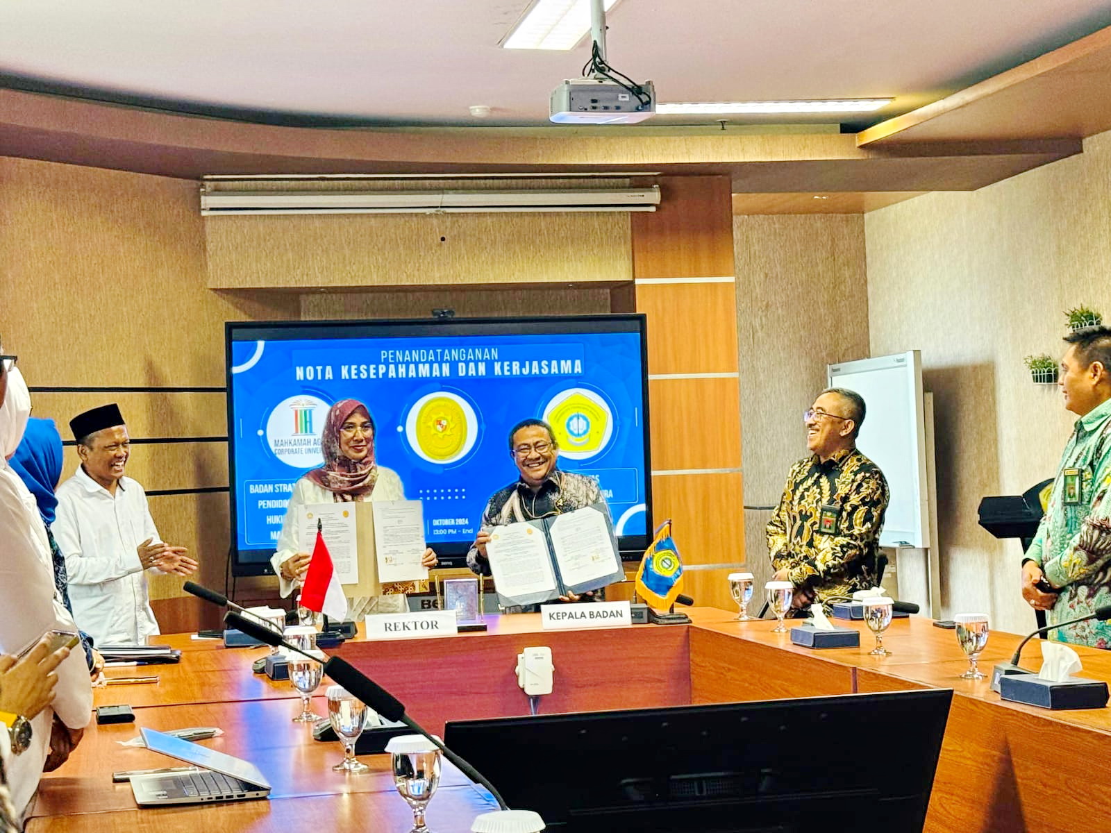 NOTA KESEPAHAMAN: Dekan FH UTM menandatangani MoU dan PKS dengan Mahkamah Agung Republik Indonesia. (FH UTM UNTUK JPRM)