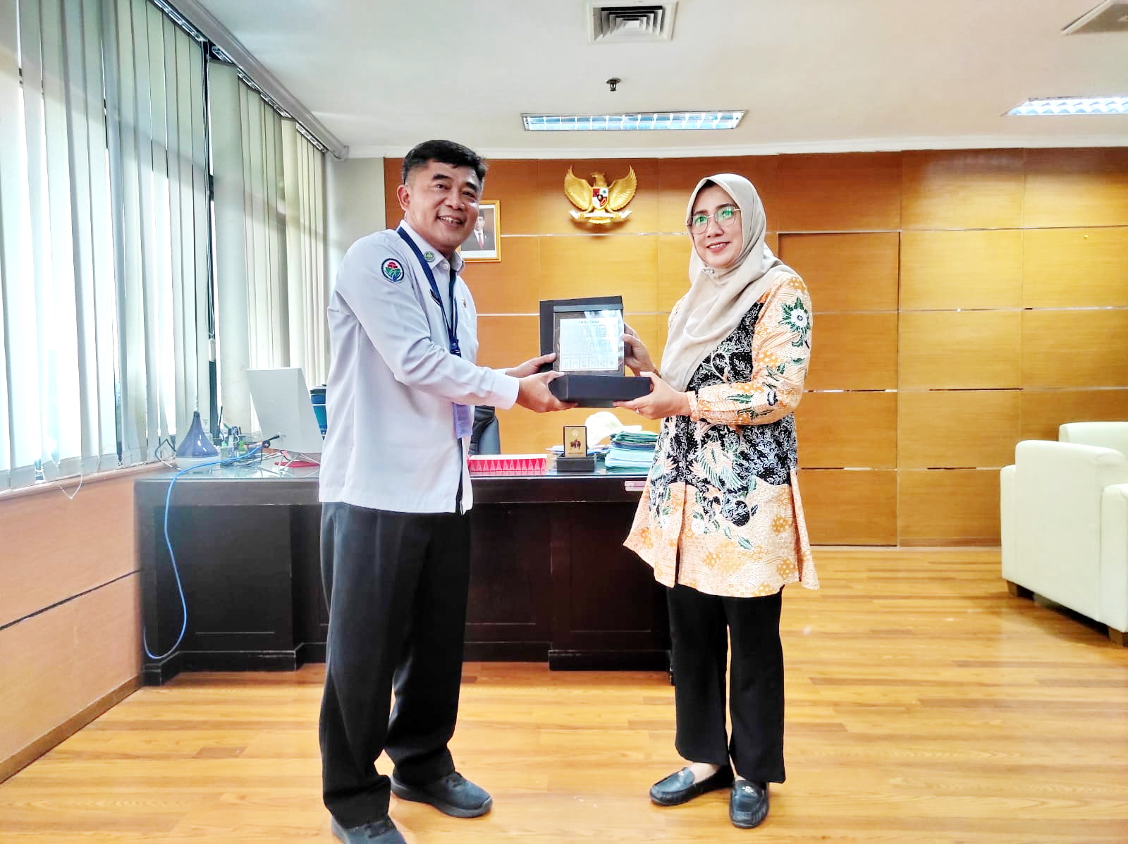 JALIN KERJA SAMA: Dekan FH UTM Dr Erma Rusdiana menyerahkan cenderamata kepada perwakilan Kemendes PDTT. (FH UTM UNTUK JPRM)