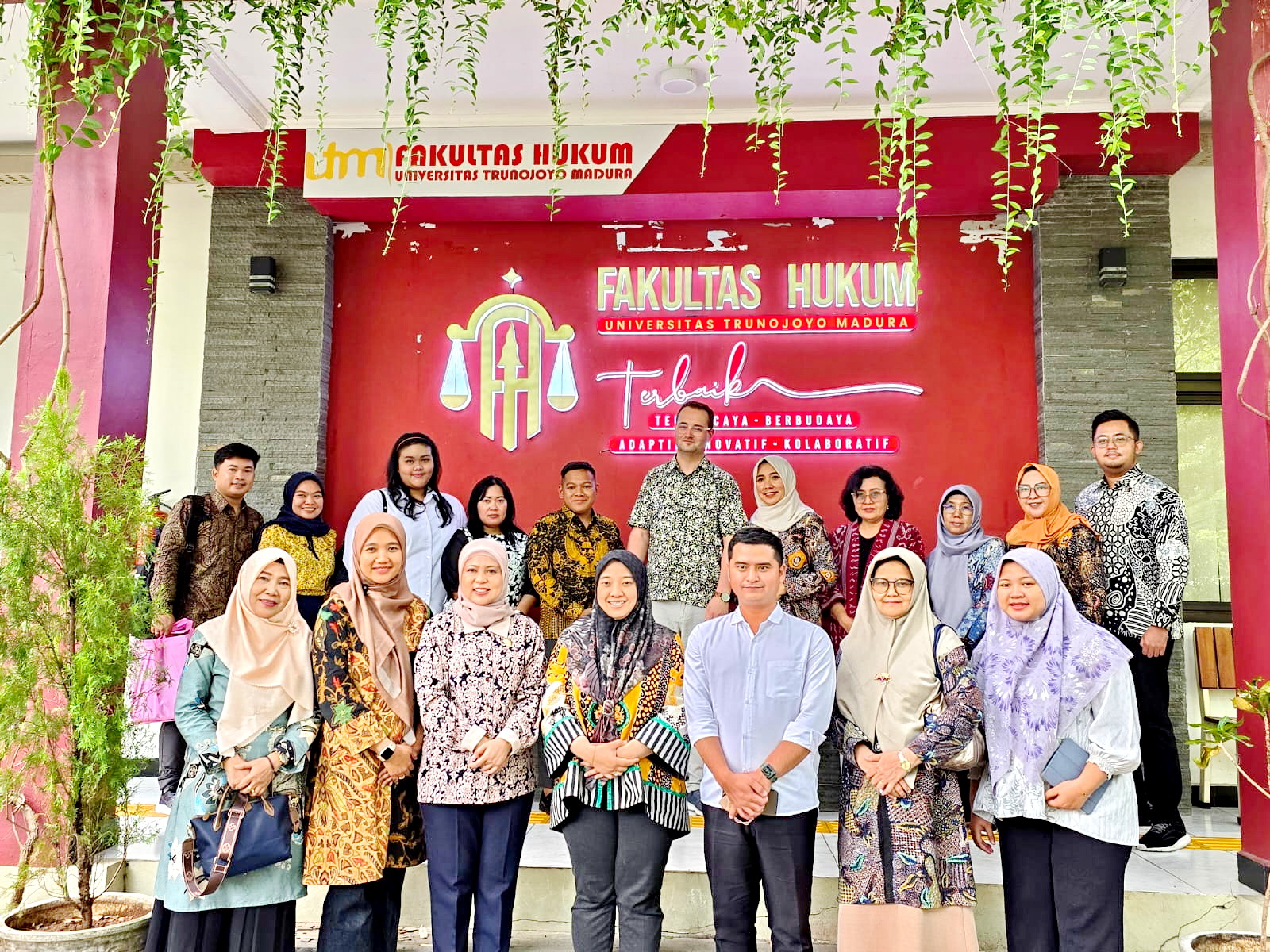 SATU KOMITMEN: Dekan FH UTM Dr Erma Rusdiana (empat dari kanan belakang) bersama civitas academica sepakat tolak gratifikasi.