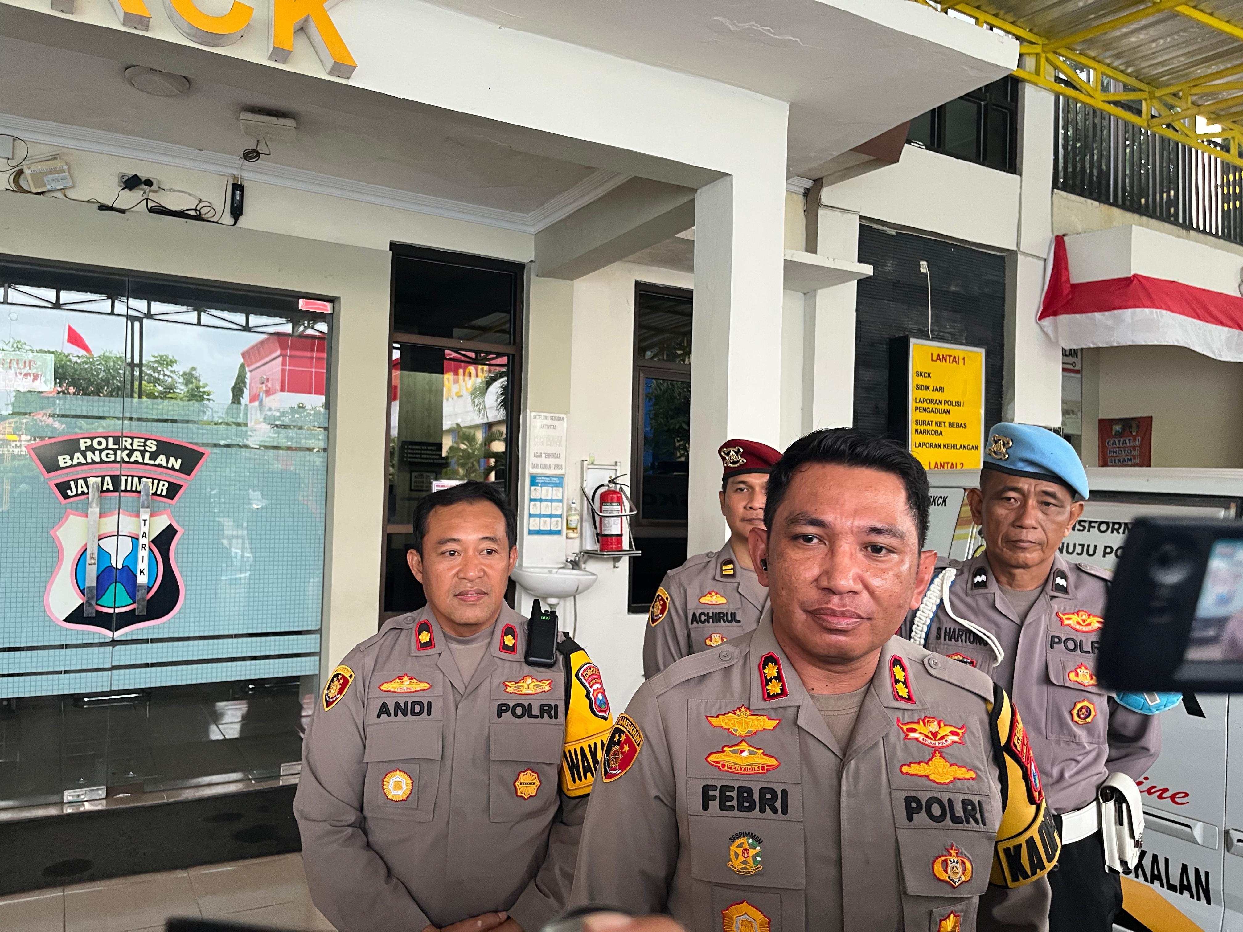 BERI PENJELASAN: Kapolres Bangkalan AKBP Febri Isman Jaya menyampaikan keterangan kepada awak media, Selasa (24/12). (ZEINAL ABIDIN/JPRM)
