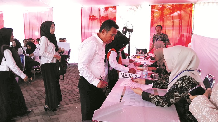 MENUNGGU GILIRAN: Peserta seleksi PPPK 2024 bersiap mengikuti tes kompetensi di Gedung Prima Jaya Abadi, Pamekasan, Selasa (3/12). (M. KHOLIL RAMLI/JPRM)